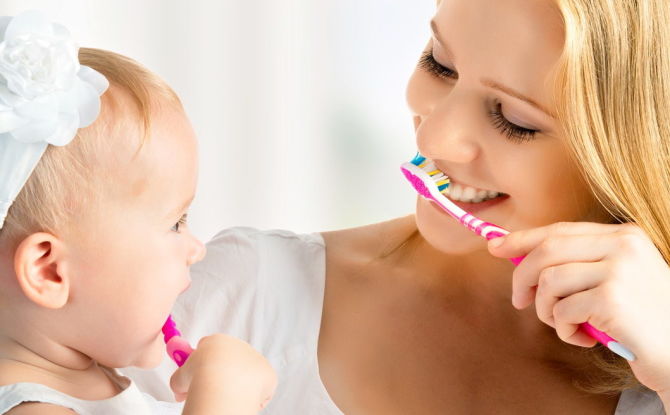 Comment se brosser les dents pour les enfants de moins d'un an et plus, à quel âge vous devez commencer