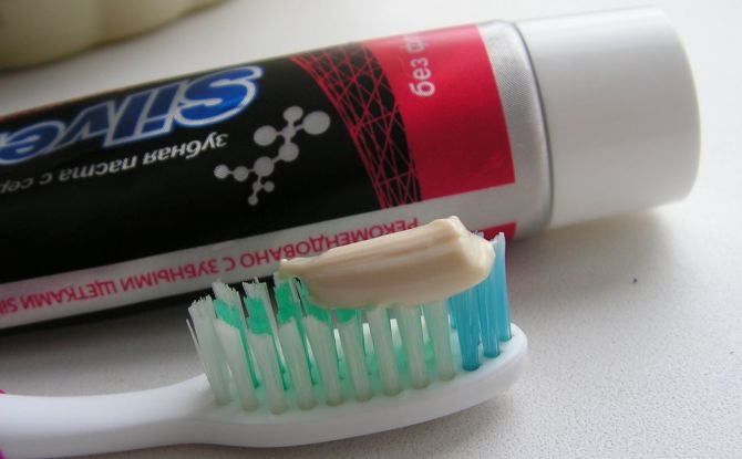 Listahan ng mga toothpastes na walang fluoride para sa mga matatanda at bata, kung paano pumili ng pinakamahusay na toothpaste na walang fluoride