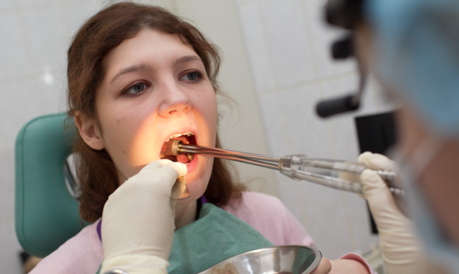 Laver les lacunes des amygdales dans une clinique