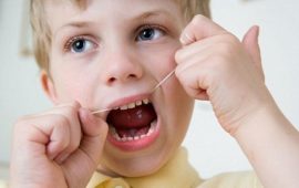 L'enfant se brosse les dents