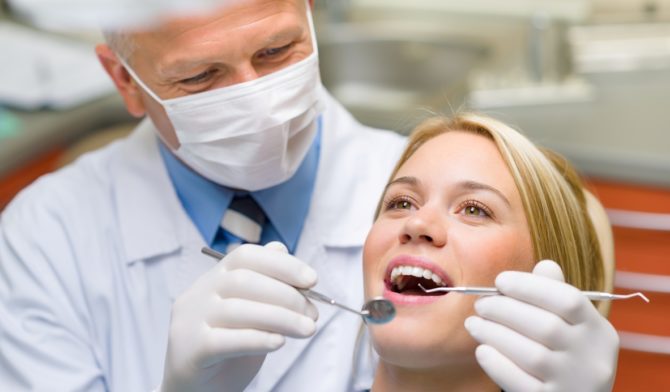 Sinusuri ng Dentista ang isang pasyente