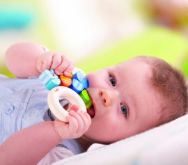 Bébé fait ses dents tout en faisant ses dents